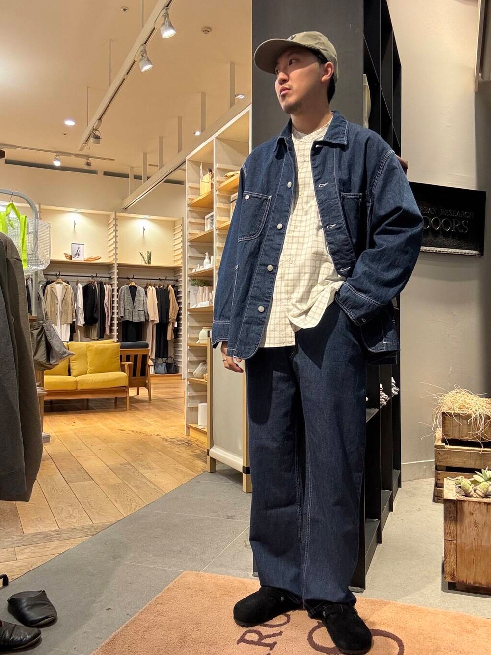 ブルー系のカバーオールを着用したメンズの春コーディネートの2枚目の写真