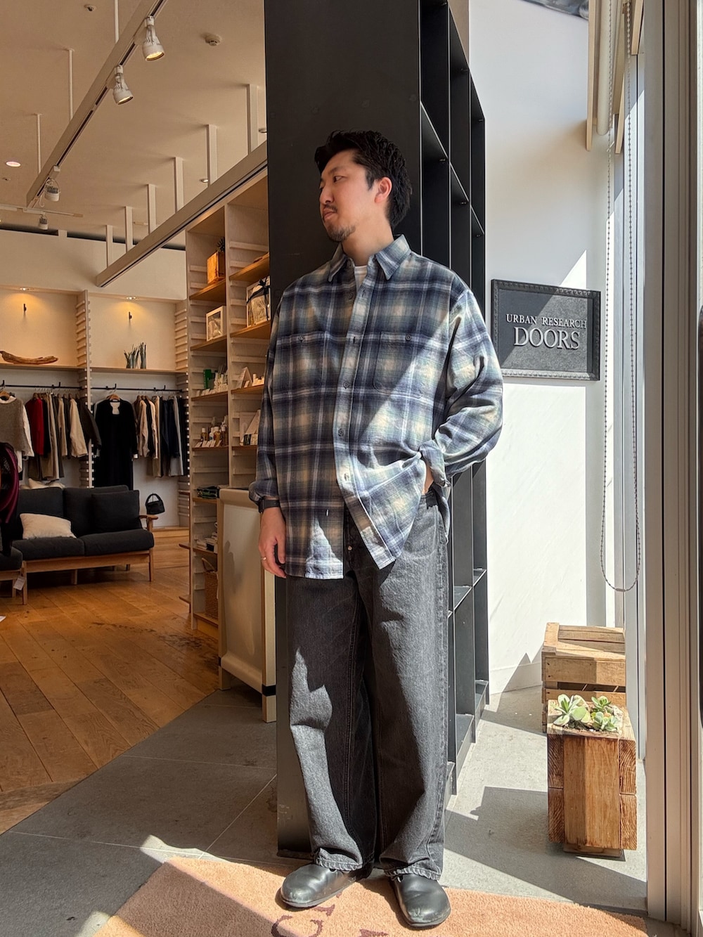 グリーン系のシャツ/ブラウスを着用したメンズの秋コーディネートの3枚目の写真