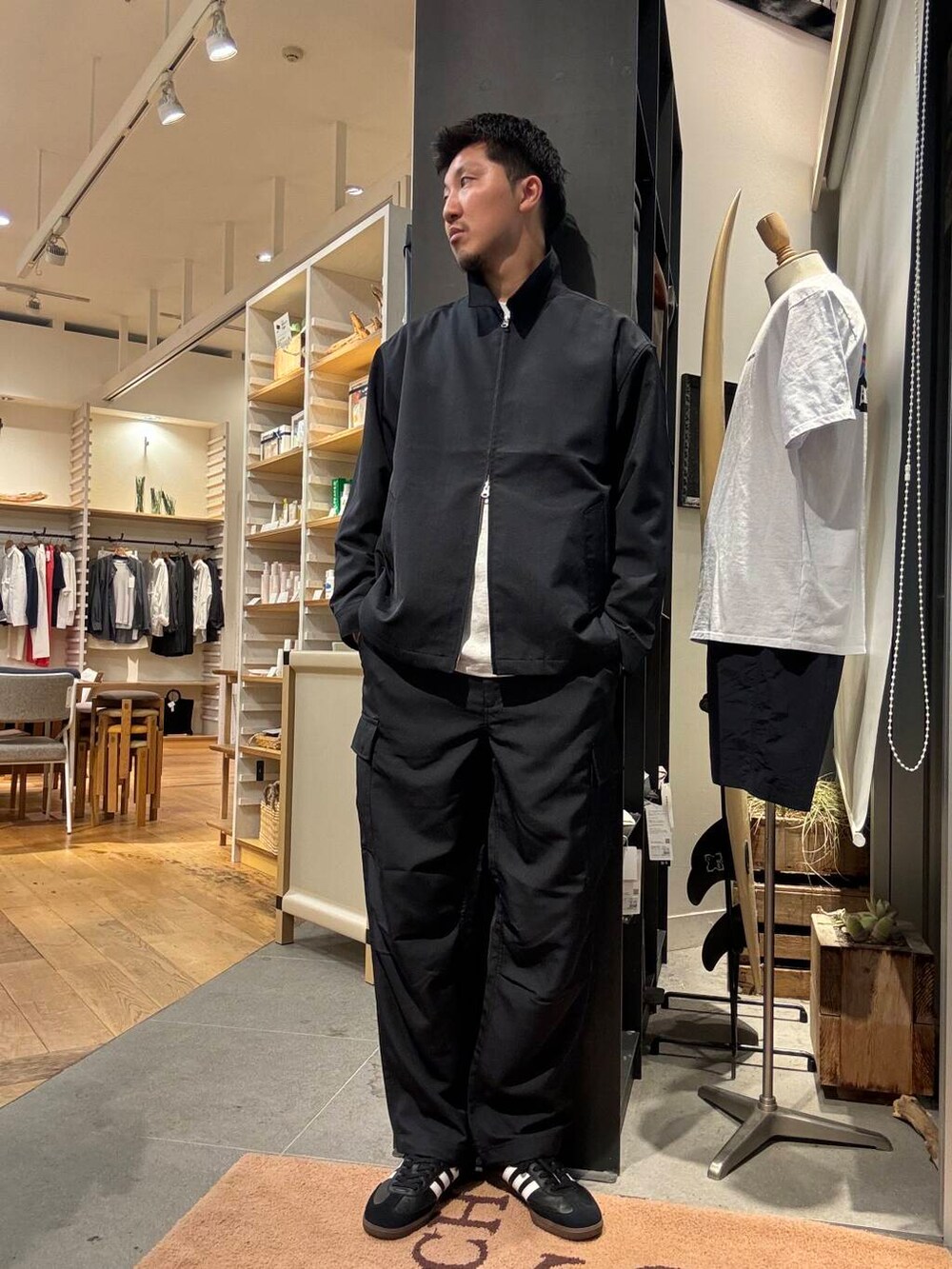 グレー系のTシャツ/カットソー、ブルー系のその他パンツ、ブルー系のブルゾンを着用したメンズの夏コーディネートの2枚目の写真