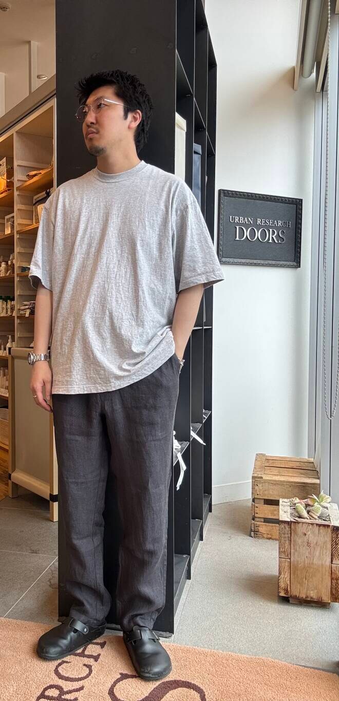 ホワイト系のシャツ/ブラウス、グレー系のその他パンツを着用したメンズの夏コーディネートの3枚目の写真