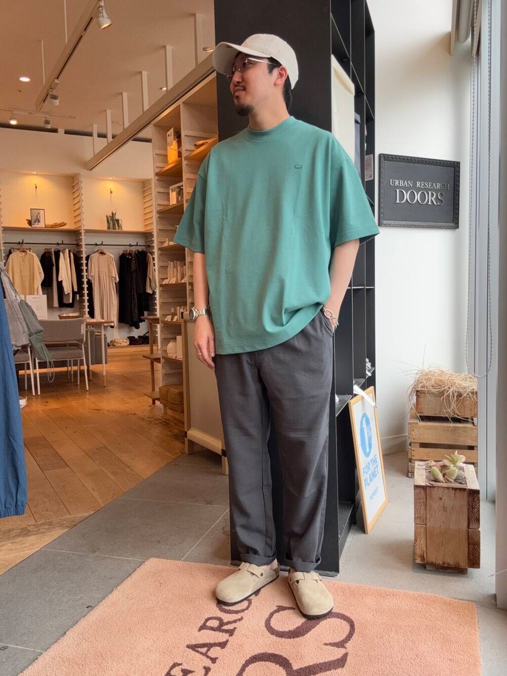 グレー系のその他パンツ、グリーン系のTシャツ/カットソーを着用したメンズの春コーディネートの2枚目の写真