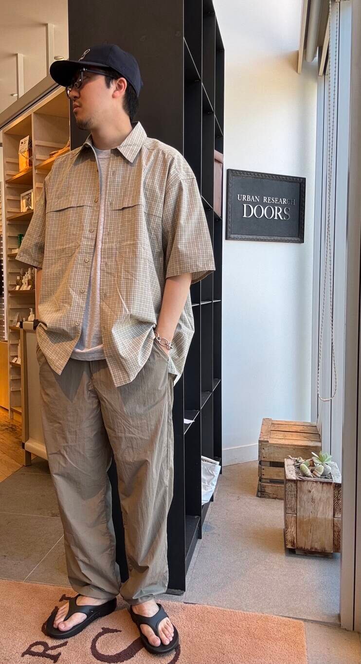 ブラック系のサンダル、ベージュ系のシャツ/ブラウス、ベージュ系のその他パンツを着用したメンズの夏コーディネートの4枚目の写真