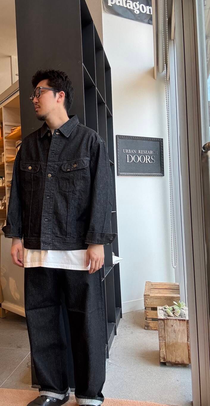 ブラック系のデニムパンツ、ブラック系のデニムジャケットを着用したメンズの夏コーディネートの2枚目の写真