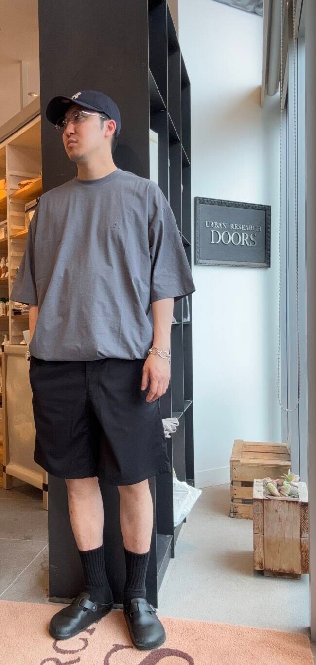 ブルー系のその他パンツ、グレー系のTシャツ/カットソーを着用したメンズの夏コーディネートの3枚目の写真