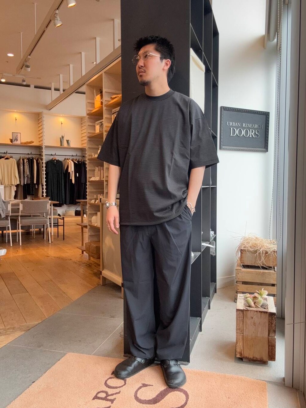 ブラック系のTシャツ/カットソー、グレー系のシャツ/ブラウス、グレー系のその他パンツを着用したメンズの春コーディネートの6枚目の写真