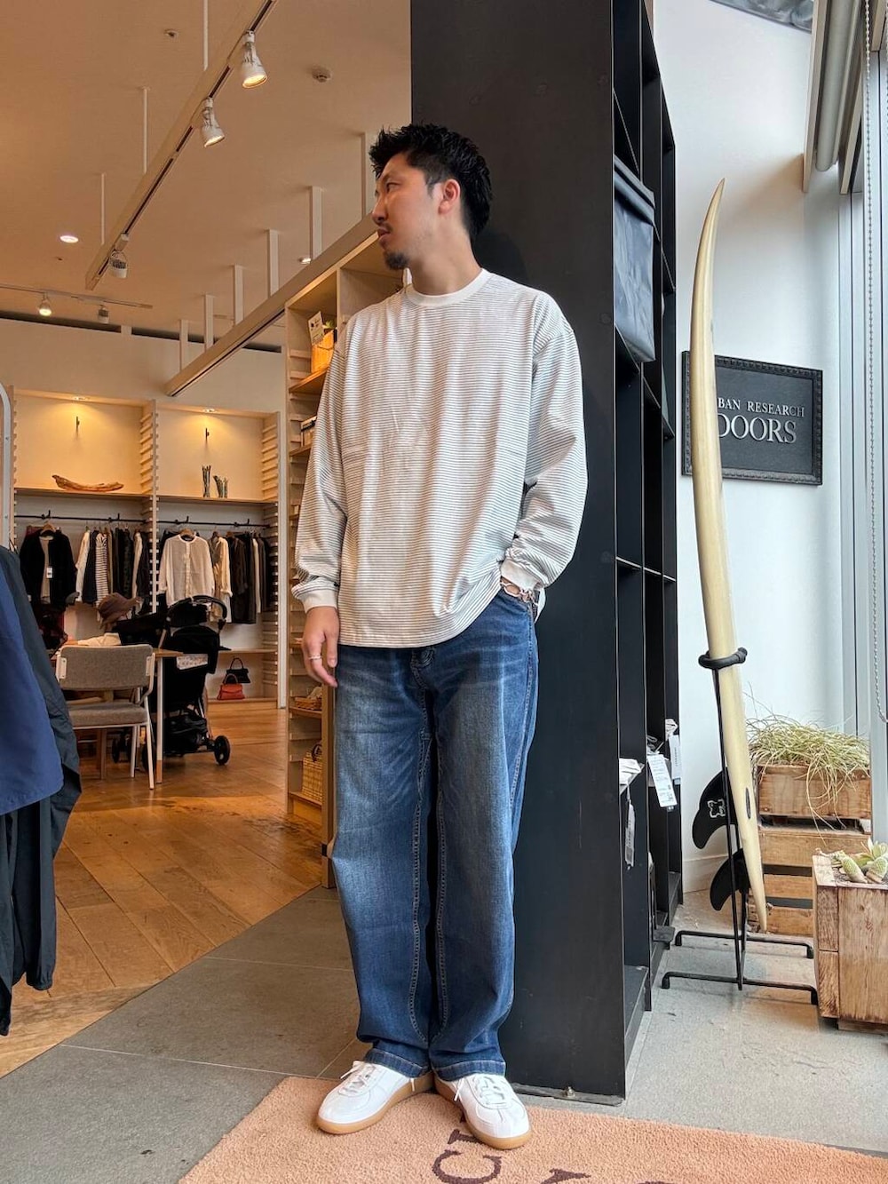 ブルー系のデニムパンツ、ブルー系のカーディガン/ボレロ、ホワイト系のTシャツ/カットソーを着用したメンズの秋コーディネートの3枚目の写真