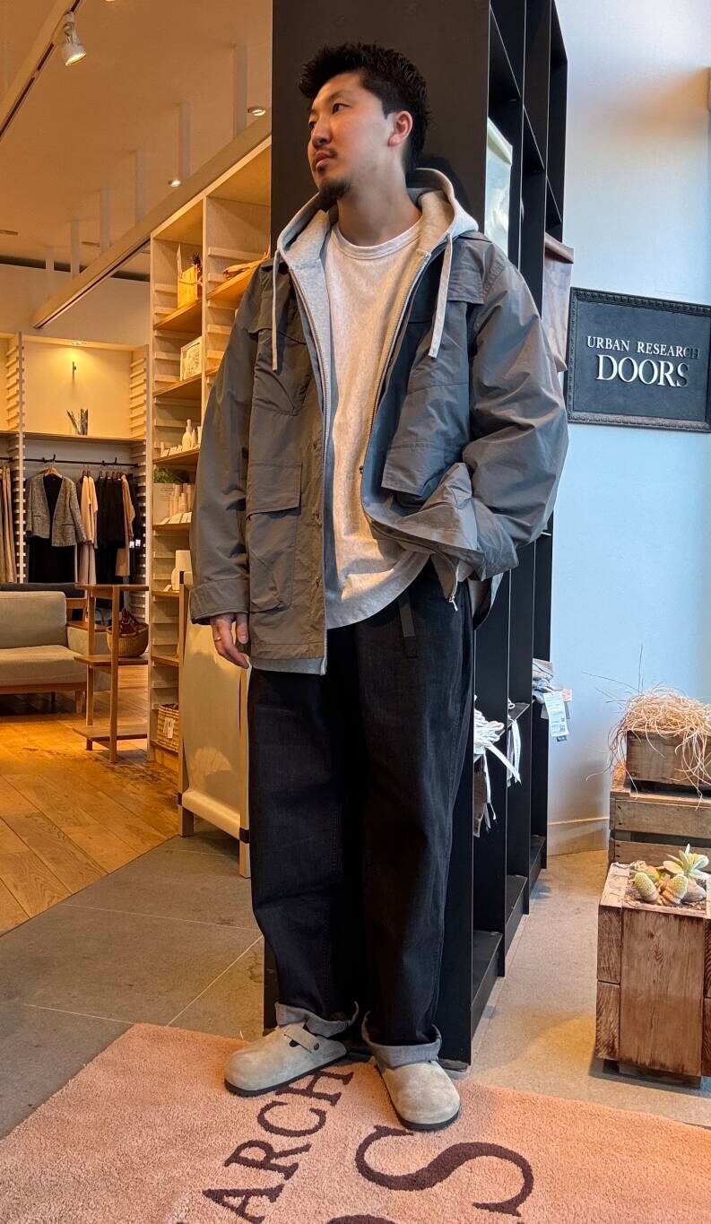 ブラック系のデニムパンツ、グレー系のブルゾンを着用したメンズの冬コーディネートの2枚目の写真