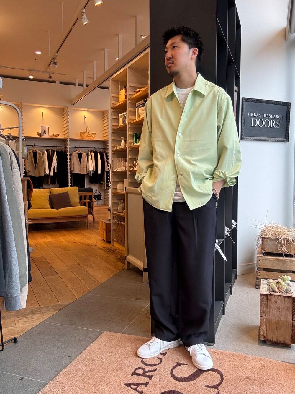 ブルー系のその他パンツ、ホワイト系のTシャツ/カットソーを着用したメンズの春コーディネートの3枚目の写真