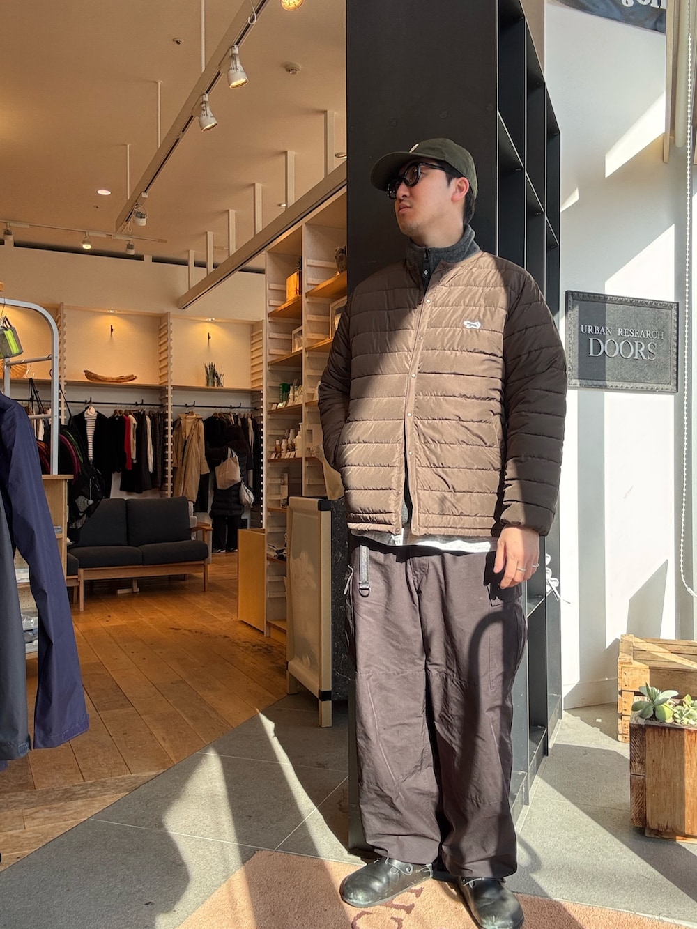 ブラウン系のブルゾンを着用したメンズの冬コーディネートの2枚目の写真