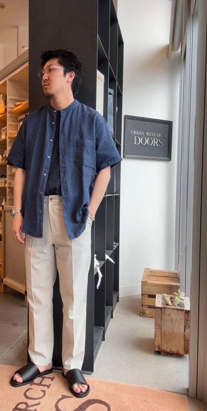 ベージュ系のその他パンツ、ブルー系のシャツ/ブラウスを着用したメンズの夏コーディネートの3枚目の写真