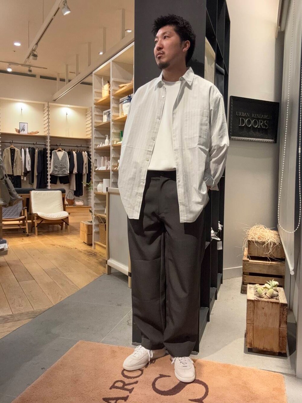 グリーン系のその他パンツ、ホワイト系のTシャツ/カットソー、グリーン系のシャツ/ブラウスを着用したメンズの春コーディネートの2枚目の写真
