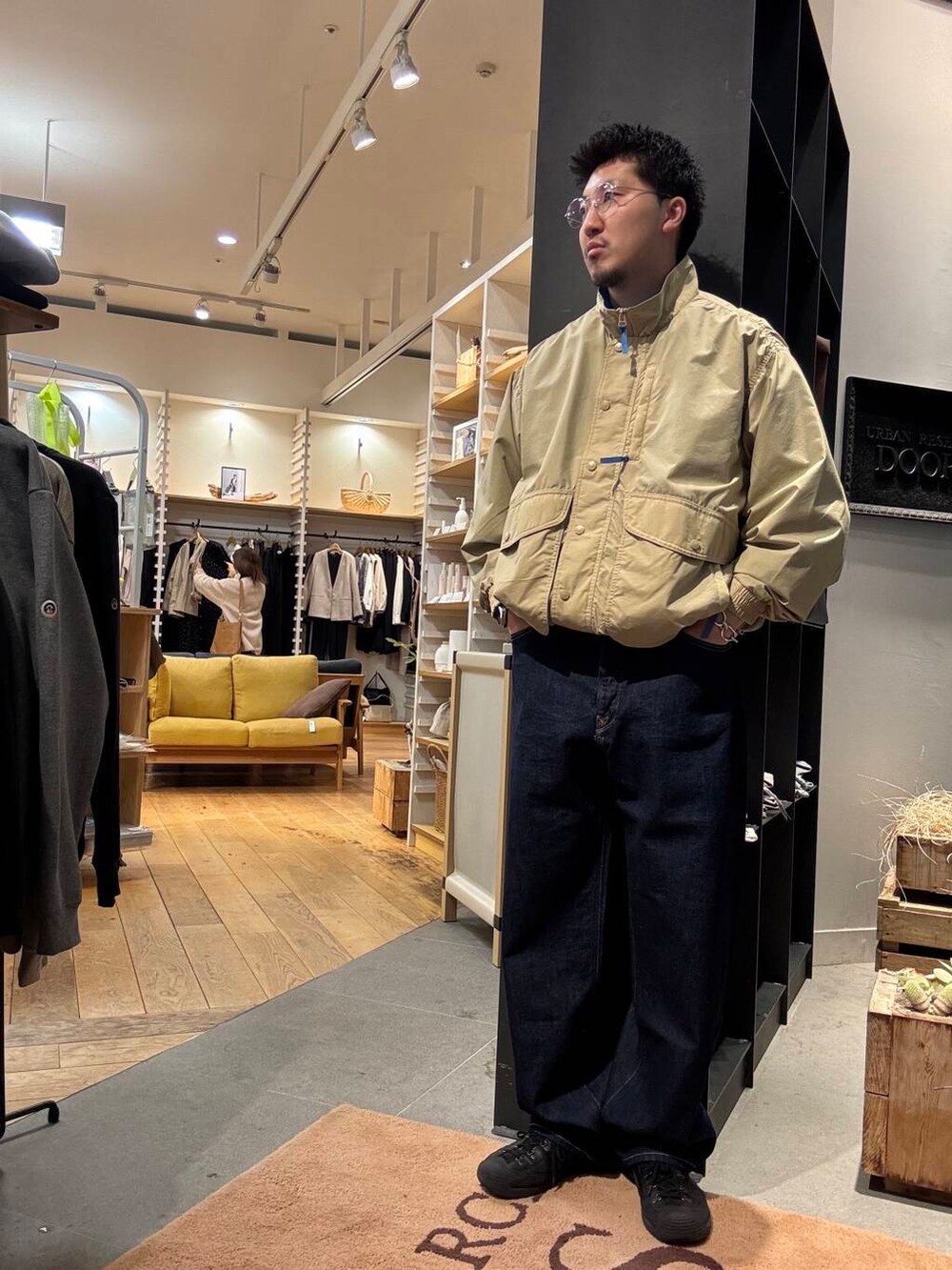 ブルー系のデニムパンツを着用したメンズの春コーディネートの2枚目の写真