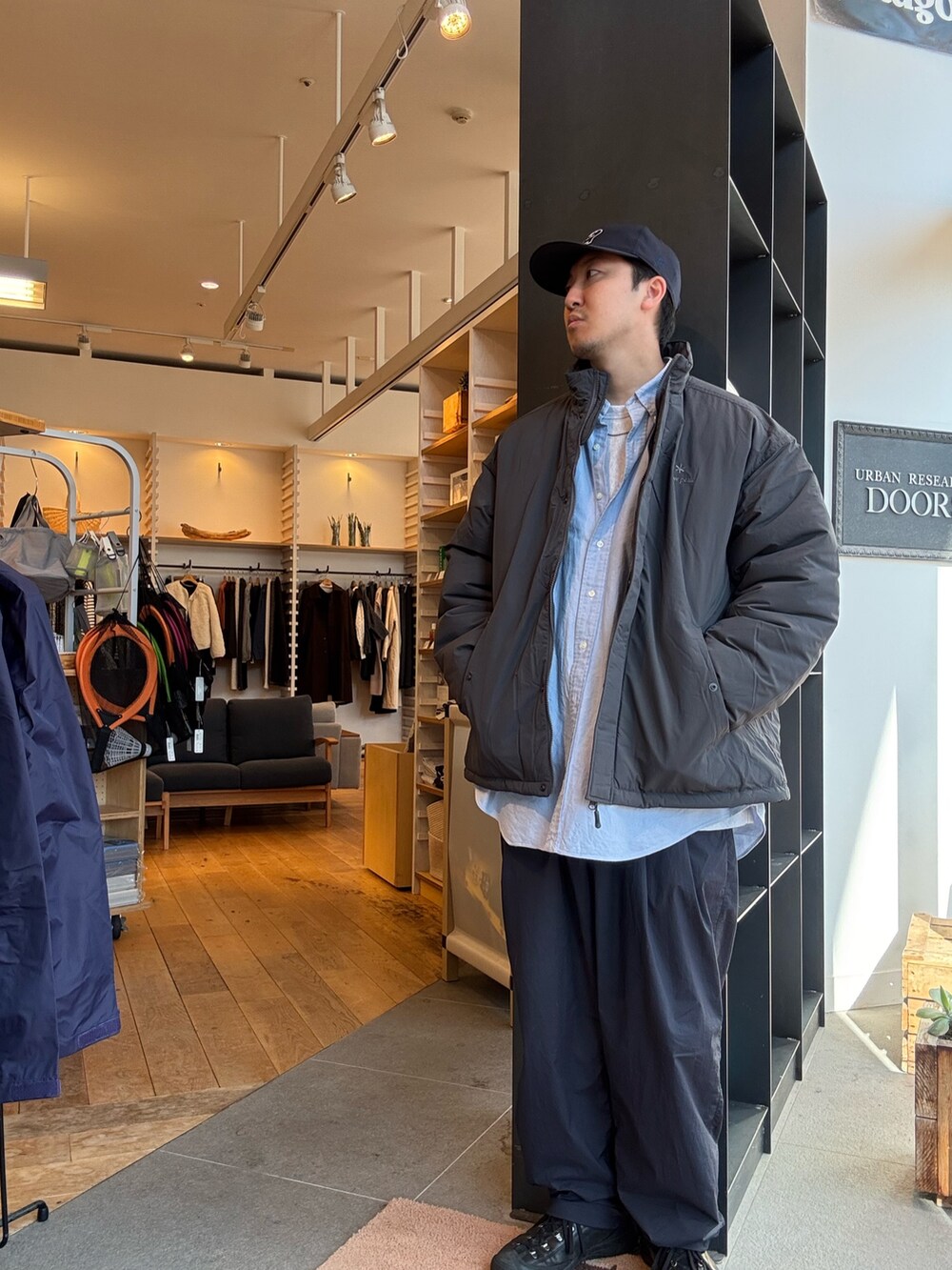 グレー系のその他アウターを着用したメンズの秋コーディネートの3枚目の写真