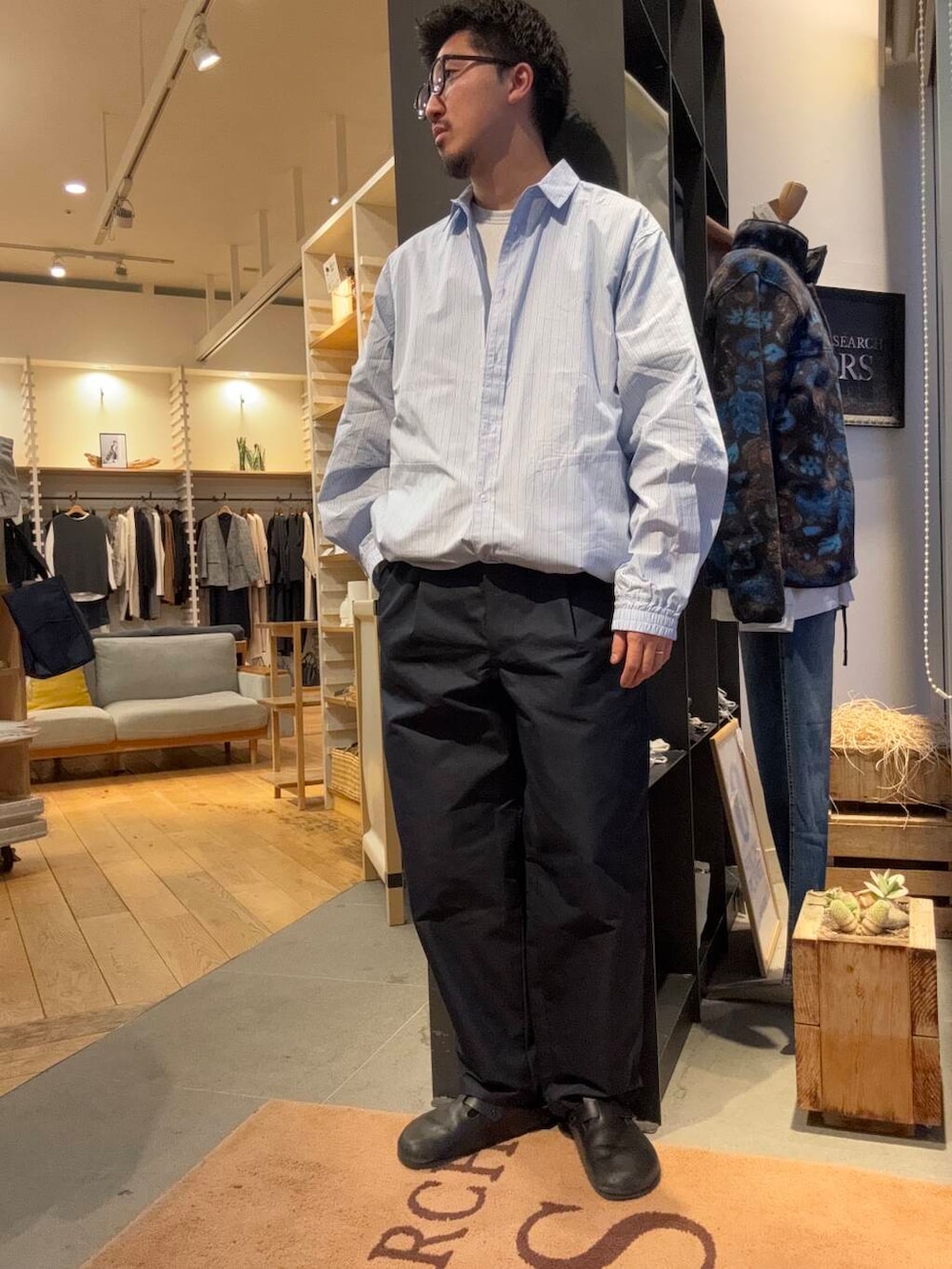 ブルー系のその他パンツ、ブルー系のブルゾン、ブルー系のシャツ/ブラウスを着用したメンズの冬コーディネートの3枚目の写真