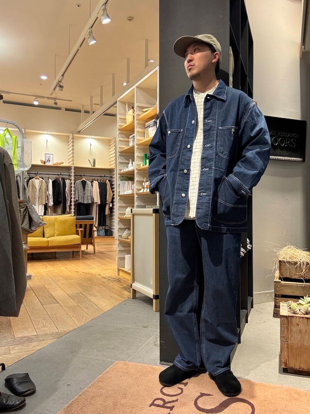 ブルー系のカバーオールを着用したメンズの春コーディネートの3枚目の写真