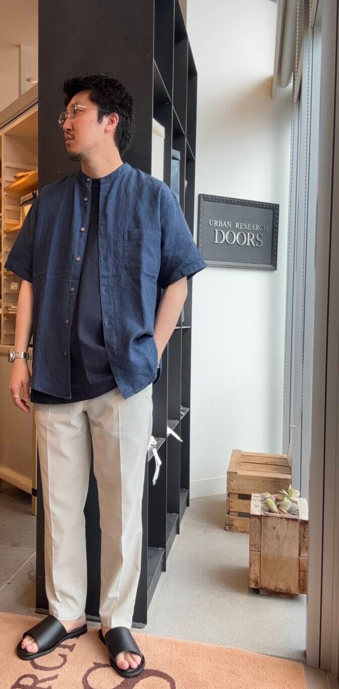 ベージュ系のその他パンツ、ブルー系のシャツ/ブラウスを着用したメンズの夏コーディネートの2枚目の写真
