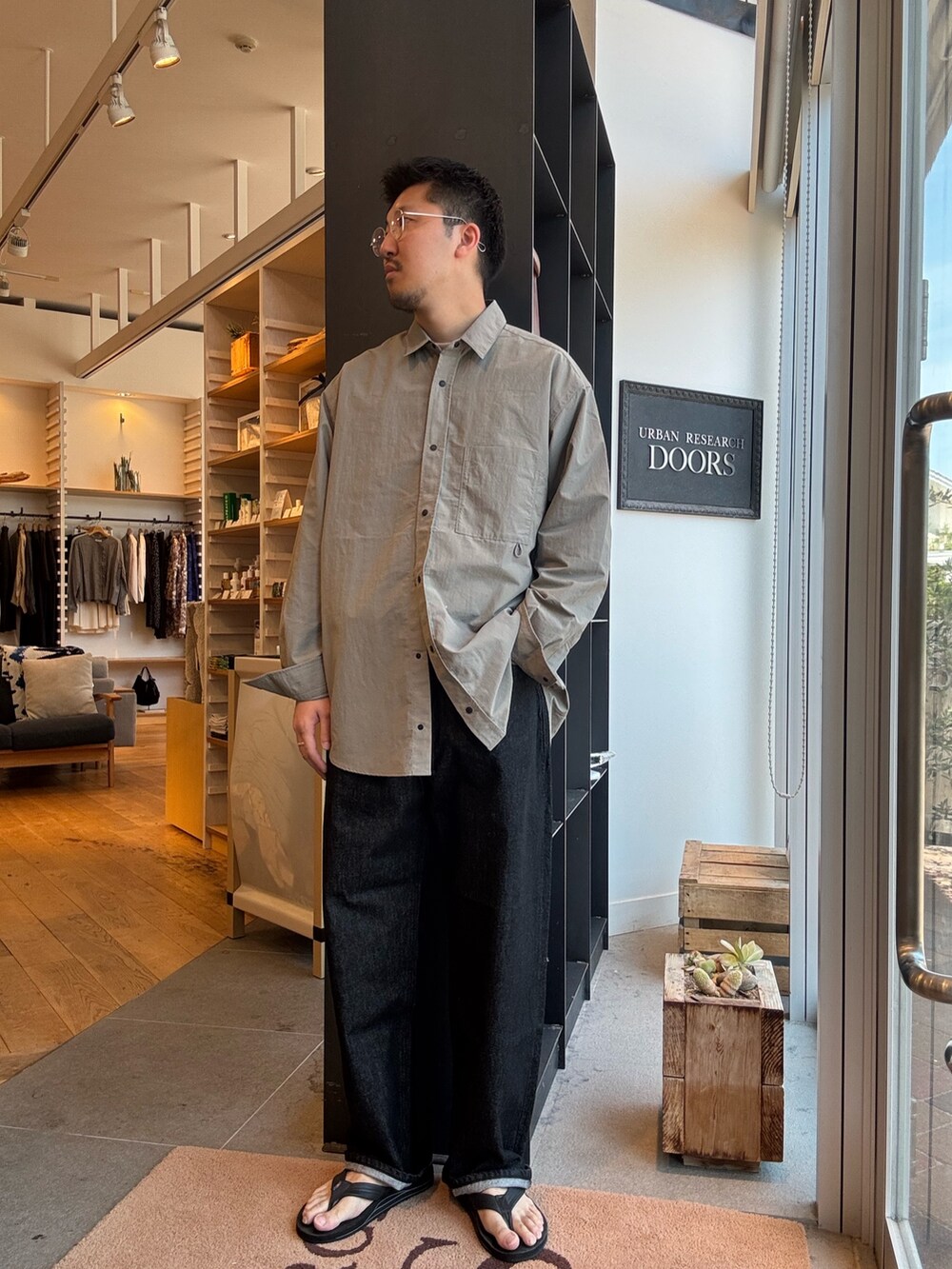 ベージュ系のTシャツ/カットソー、ベージュ系のシャツ/ブラウスを着用したメンズの夏コーディネートの3枚目の写真