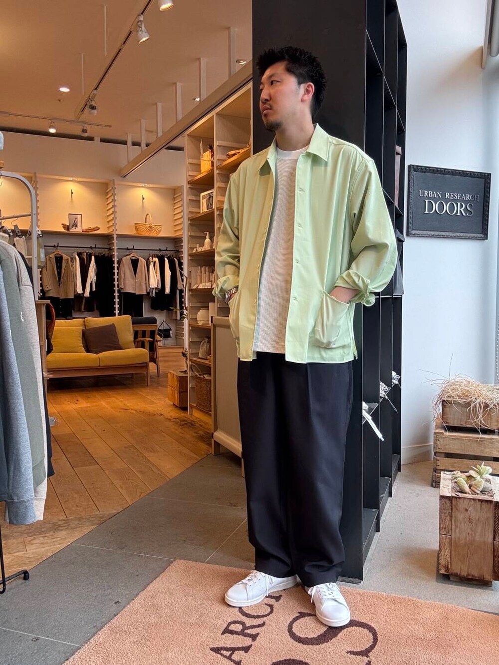 ブルー系のその他パンツ、ホワイト系のTシャツ/カットソーを着用したメンズの春コーディネートの2枚目の写真