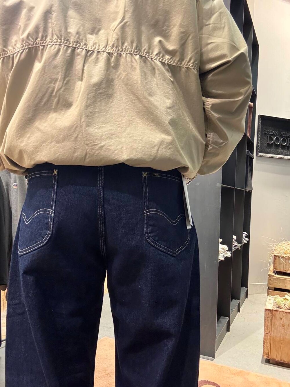 ブルー系のデニムパンツを着用したメンズの春コーディネートの3枚目の写真