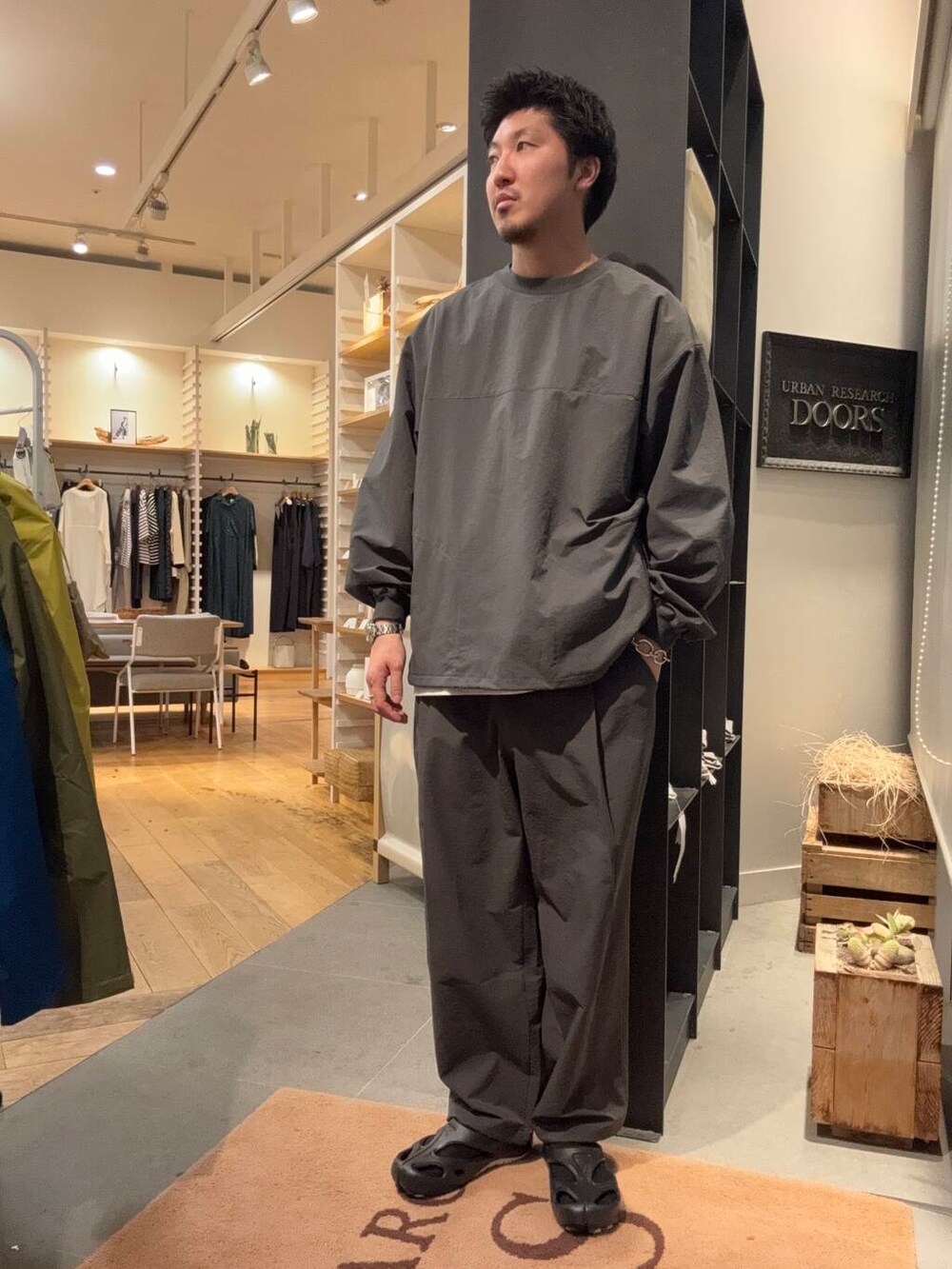 グレー系のTシャツ/カットソー、グレー系のその他パンツを着用したメンズの春コーディネートの4枚目の写真