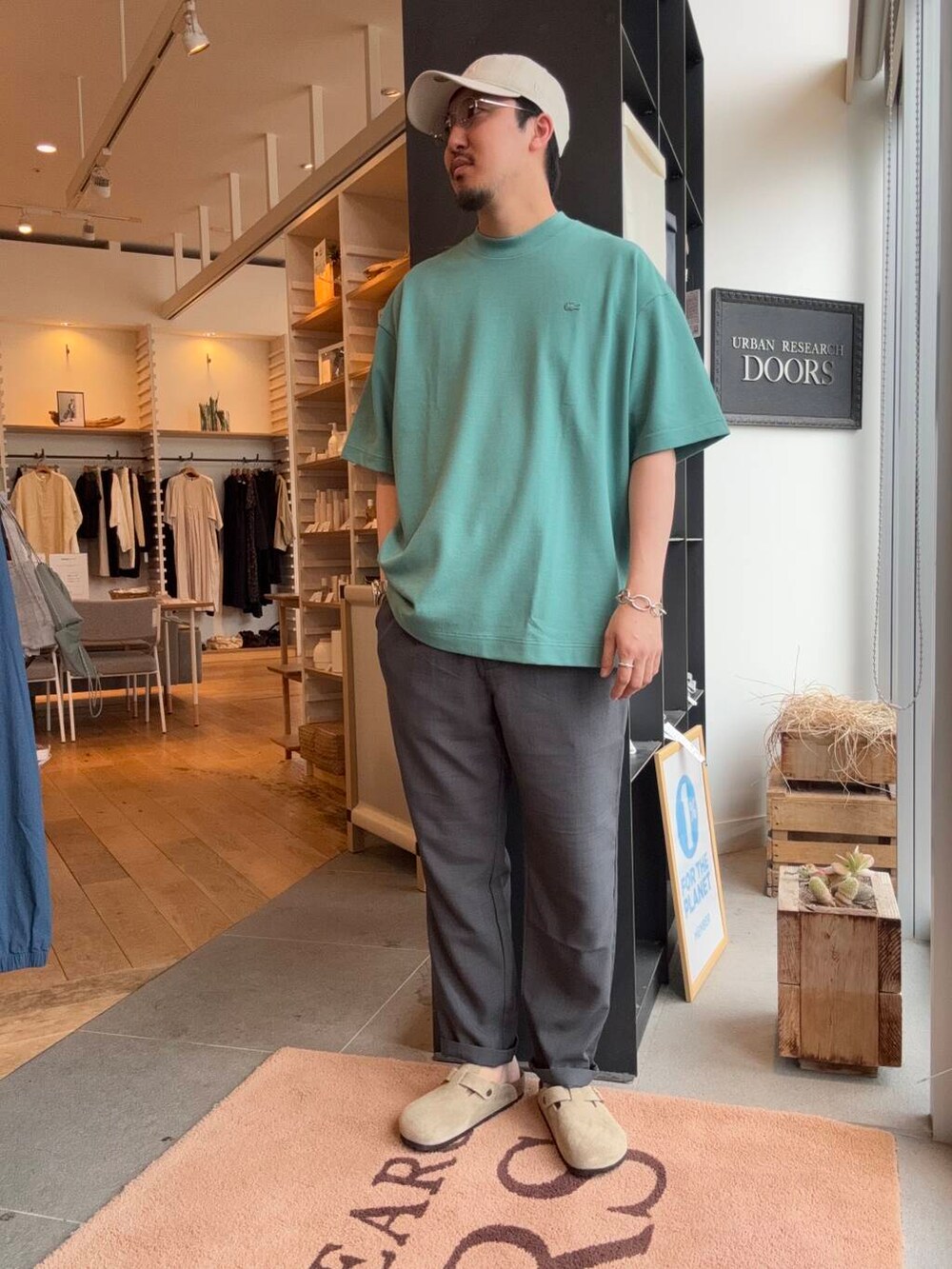 グレー系のその他パンツ、グリーン系のTシャツ/カットソーを着用したメンズの春コーディネートの3枚目の写真