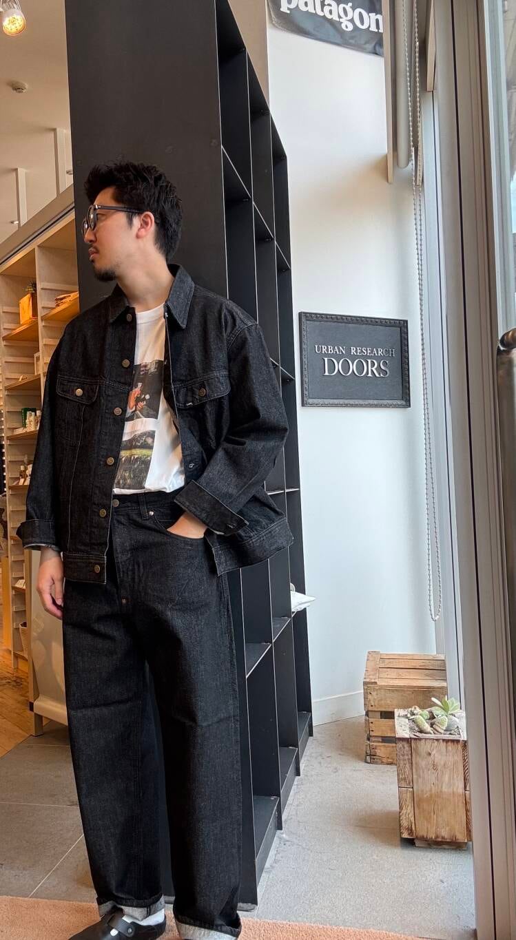 ブラック系のデニムパンツ、ブラック系のデニムジャケットを着用したメンズの夏コーディネートの3枚目の写真