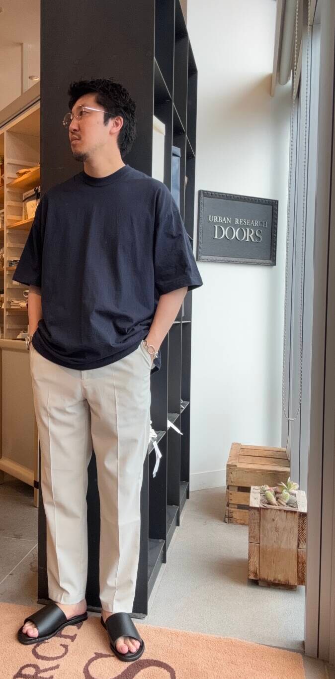 ベージュ系のその他パンツ、ブルー系のシャツ/ブラウスを着用したメンズの夏コーディネートの4枚目の写真