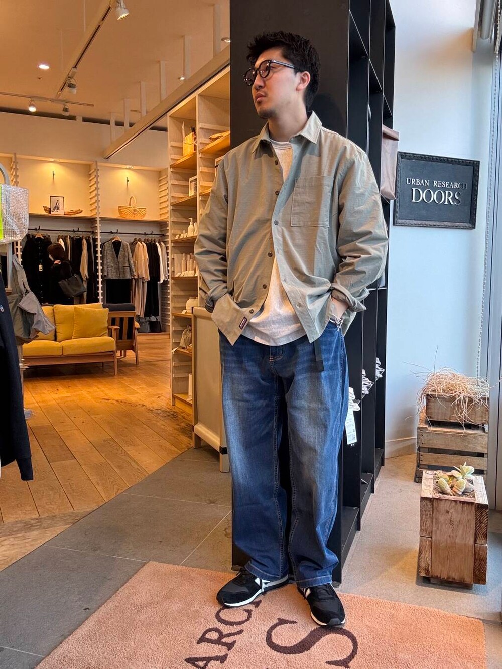 「シャツ、デニム、ワイドパンツ、グラミチ、パタゴニア、アーバンリサーチドアーズ、ニューバランス、別注グラミチ、スノーピーク」｜「Gramicciの『別注』GRAMICCI　Mountain Wide Pants（デニムパンツ、ブルー系）」を使った、ryohnoさん（メンズ・178cm）の春コーディネートの3枚目の写真
