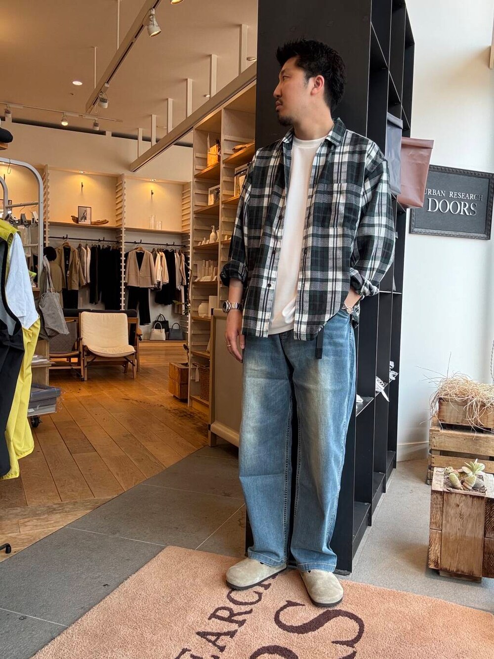 ブルー系のデニムパンツ、ホワイト系のTシャツ/カットソー、グリーン系のシャツ/ブラウスを着用したメンズの春コーディネートの2枚目の写真