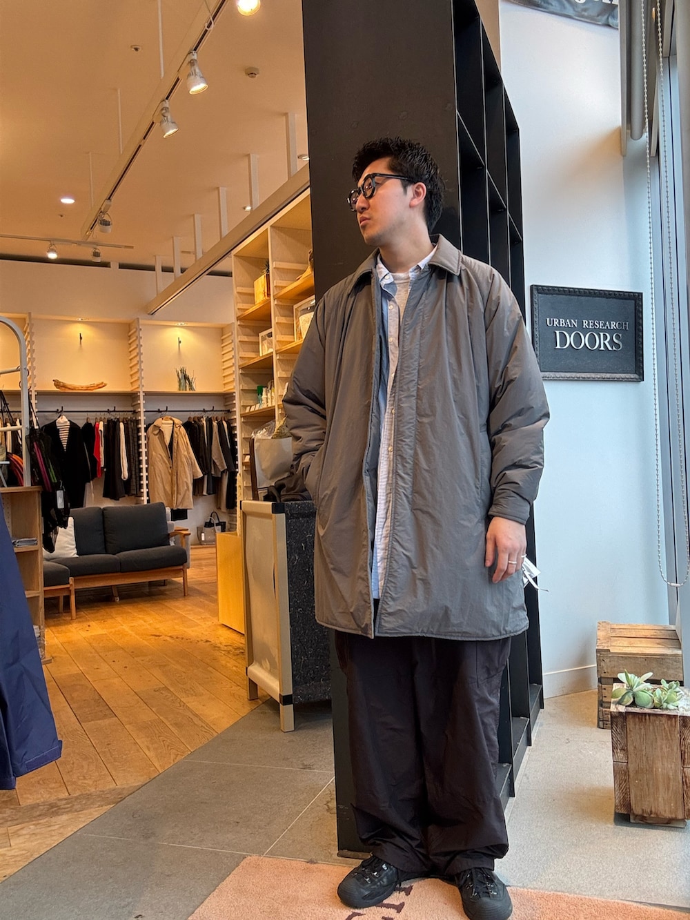 グレー系のその他アウターを着用したメンズの冬コーディネートの3枚目の写真