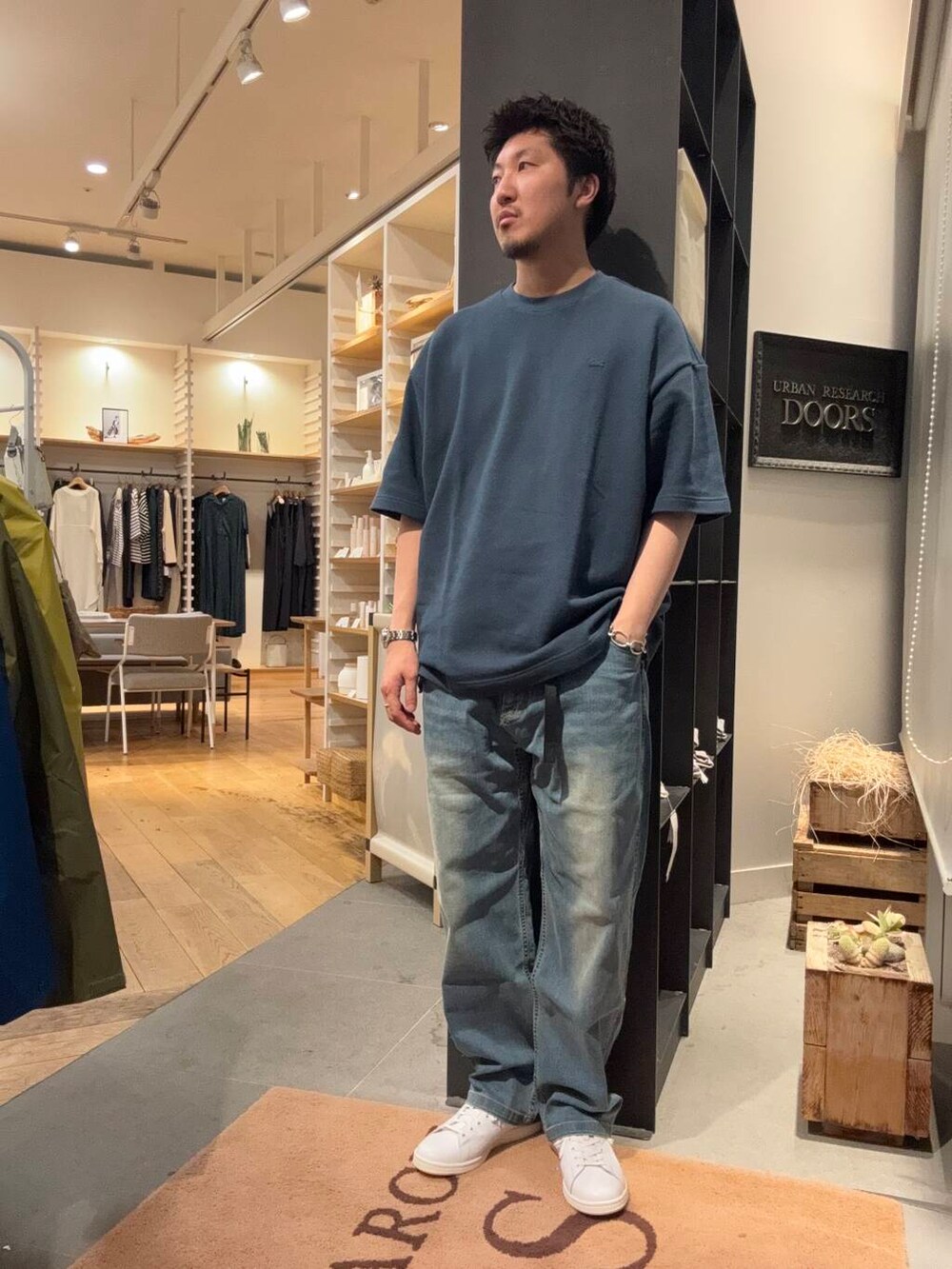 ブルー系のデニムパンツ、ブルー系のTシャツ/カットソーを着用したメンズの春コーディネートの2枚目の写真