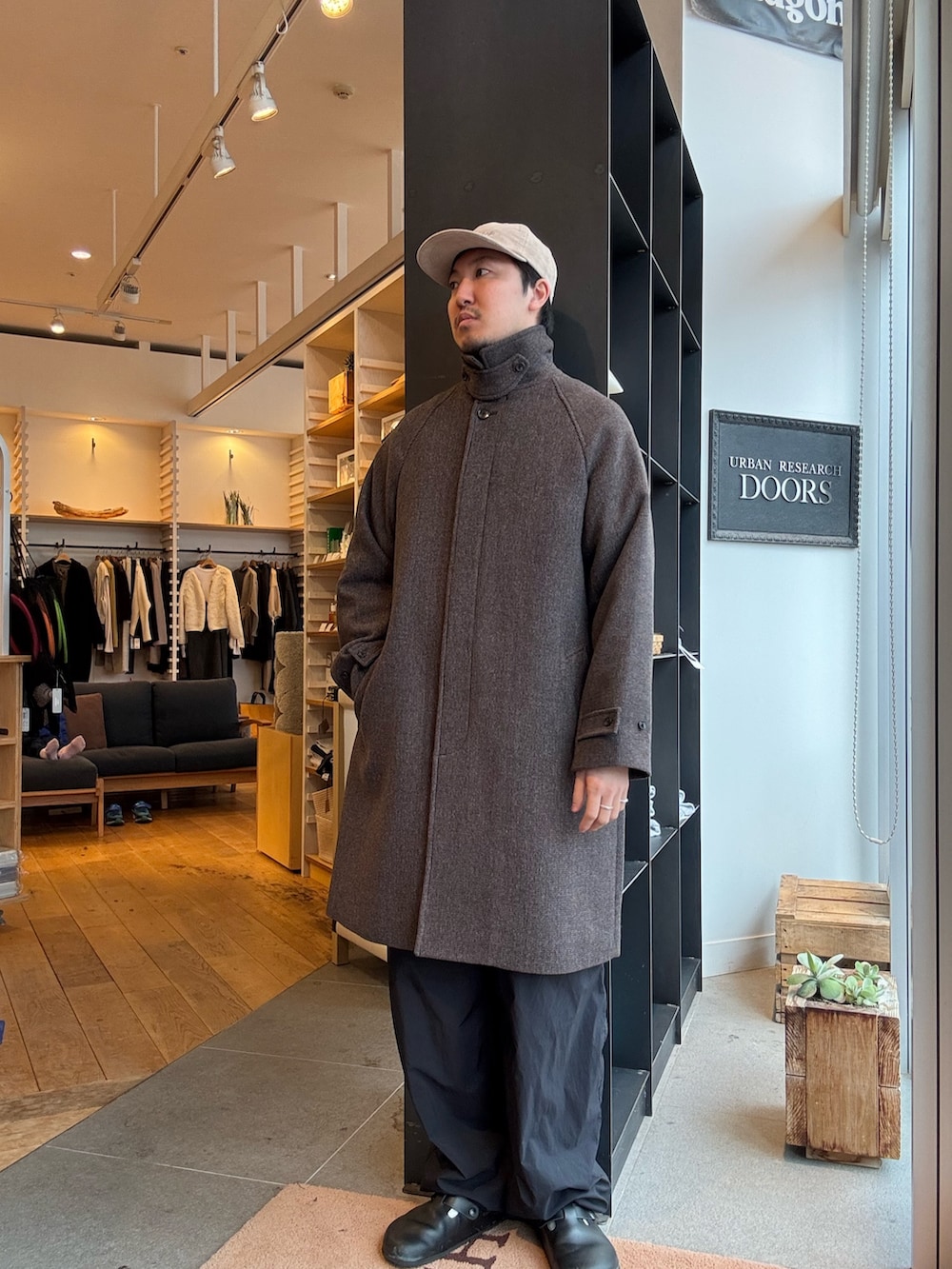 その他のステンカラーコート、ブラウン系のニット/セーターを着用したメンズの秋コーディネートの2枚目の写真