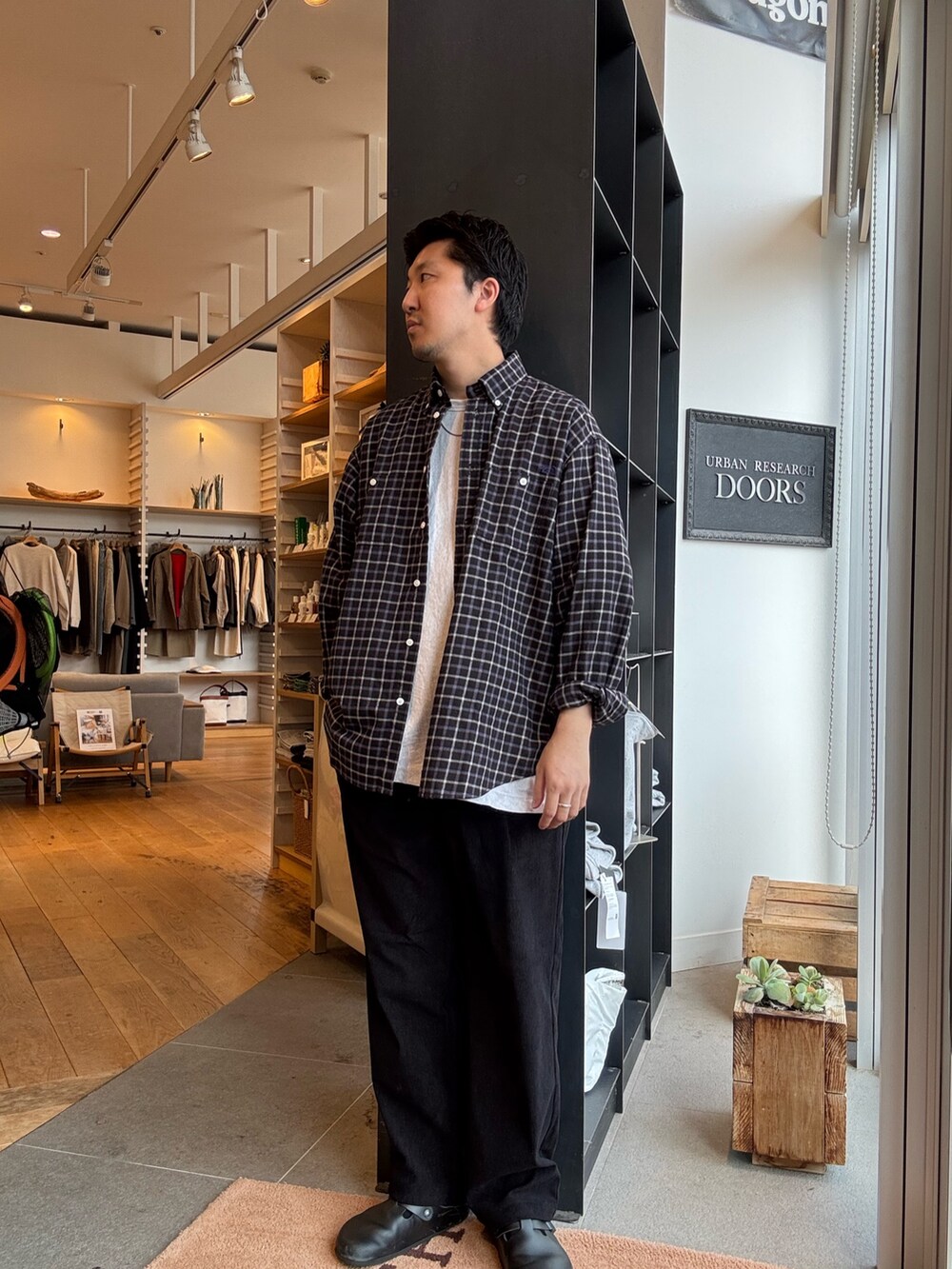 ブルー系のナイロンジャケット、ブラック系のシャツ/ブラウスを着用したメンズの秋コーディネートの4枚目の写真