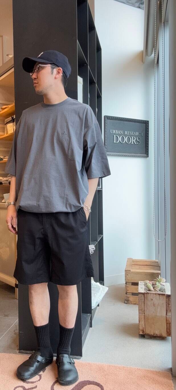 ブルー系のその他パンツ、グレー系のTシャツ/カットソーを着用したメンズの夏コーディネートの2枚目の写真