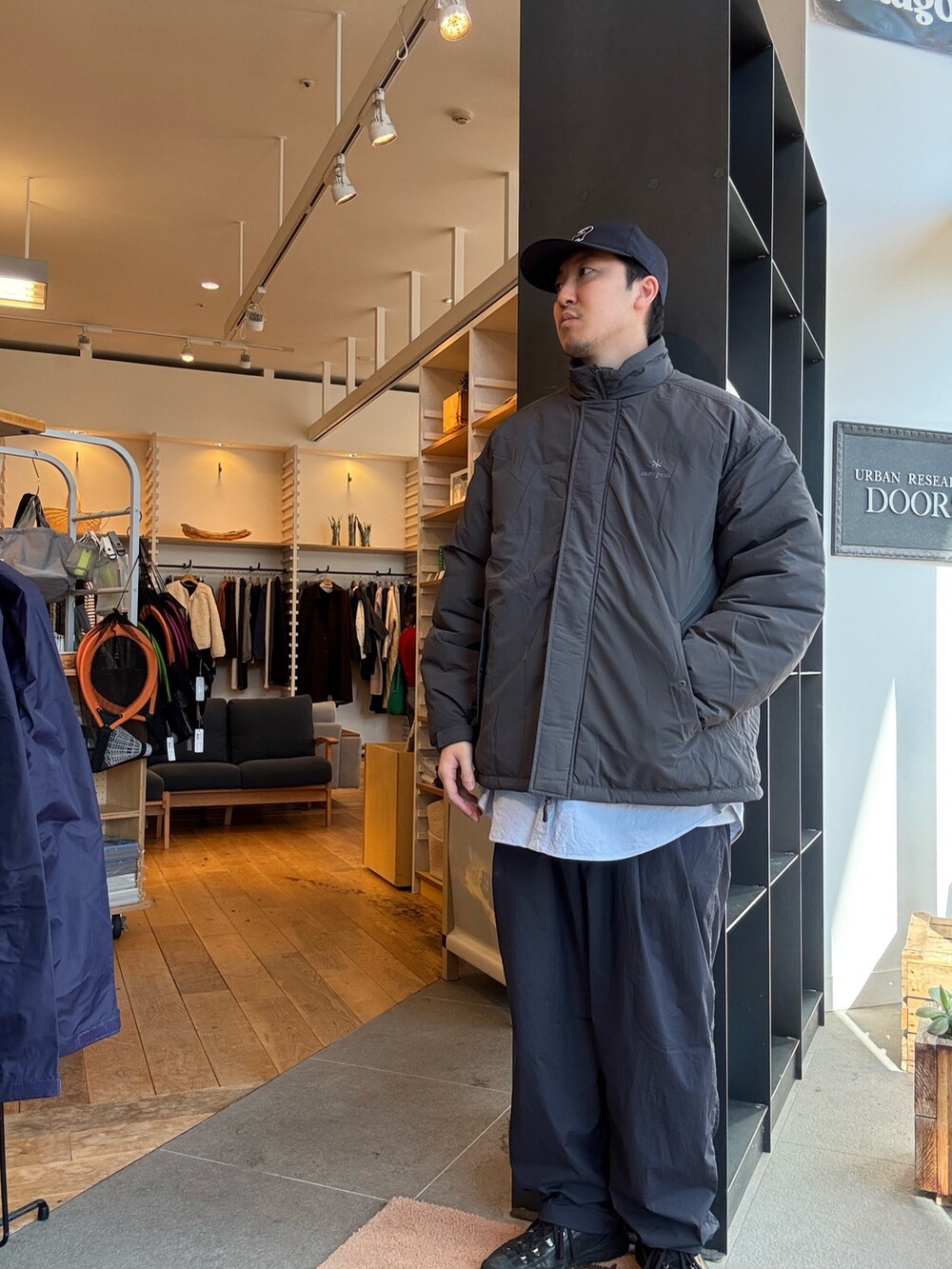 グレー系のその他アウターを着用したメンズの秋コーディネートの2枚目の写真