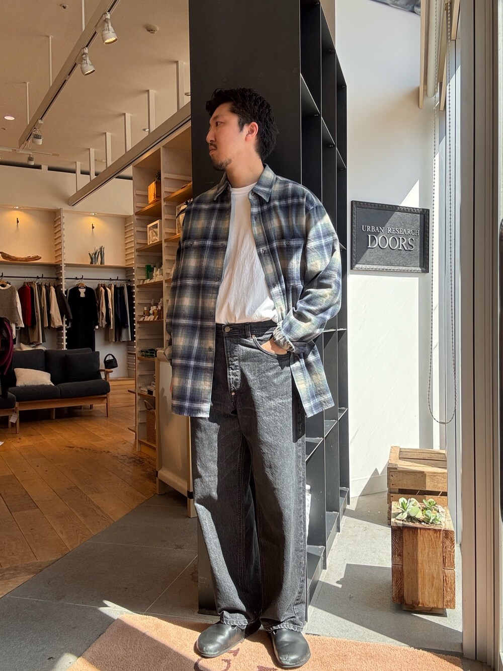 グリーン系のシャツ/ブラウスを着用したメンズの秋コーディネートの2枚目の写真