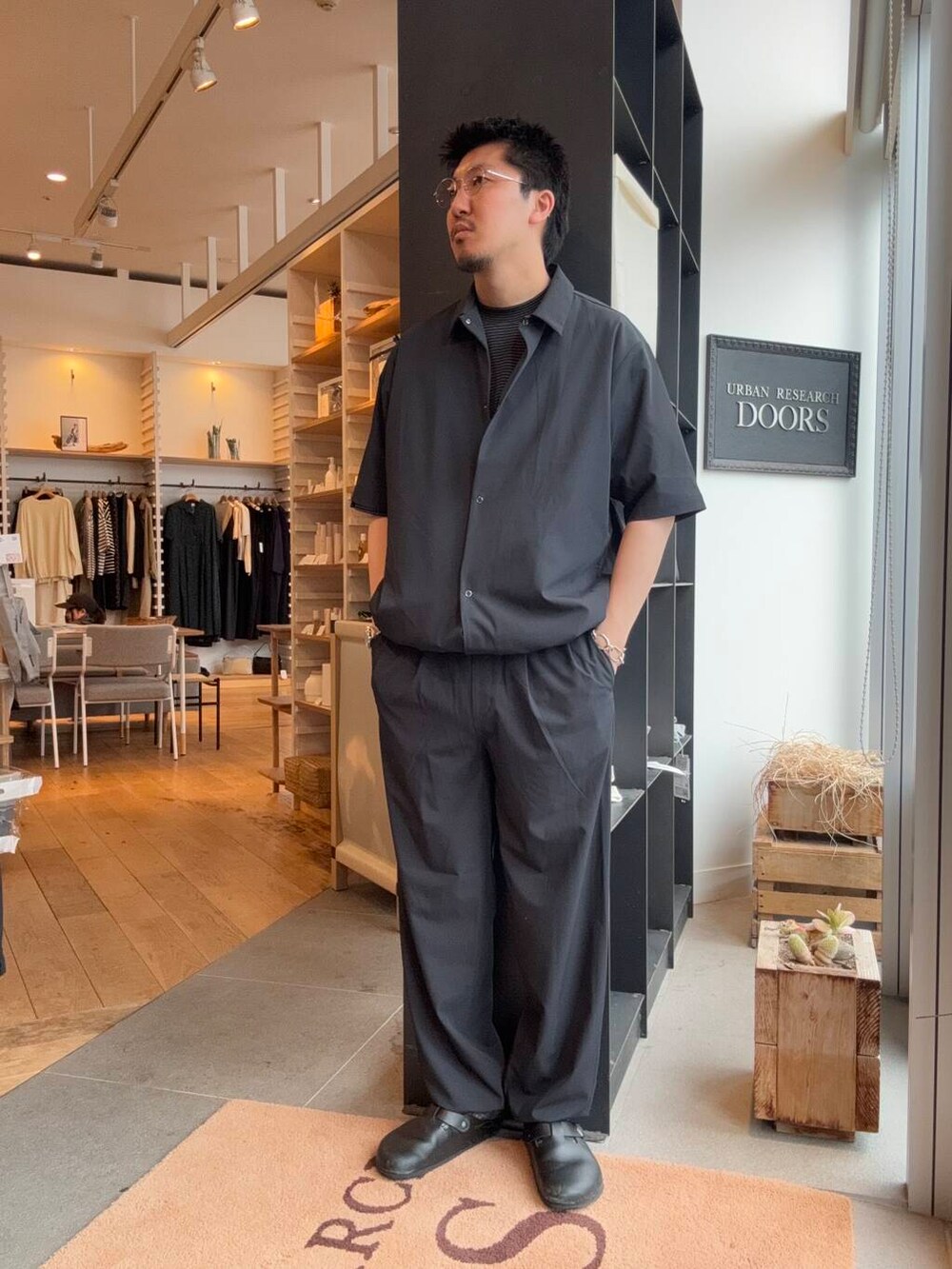 ブラック系のTシャツ/カットソー、グレー系のシャツ/ブラウス、グレー系のその他パンツを着用したメンズの春コーディネートの3枚目の写真