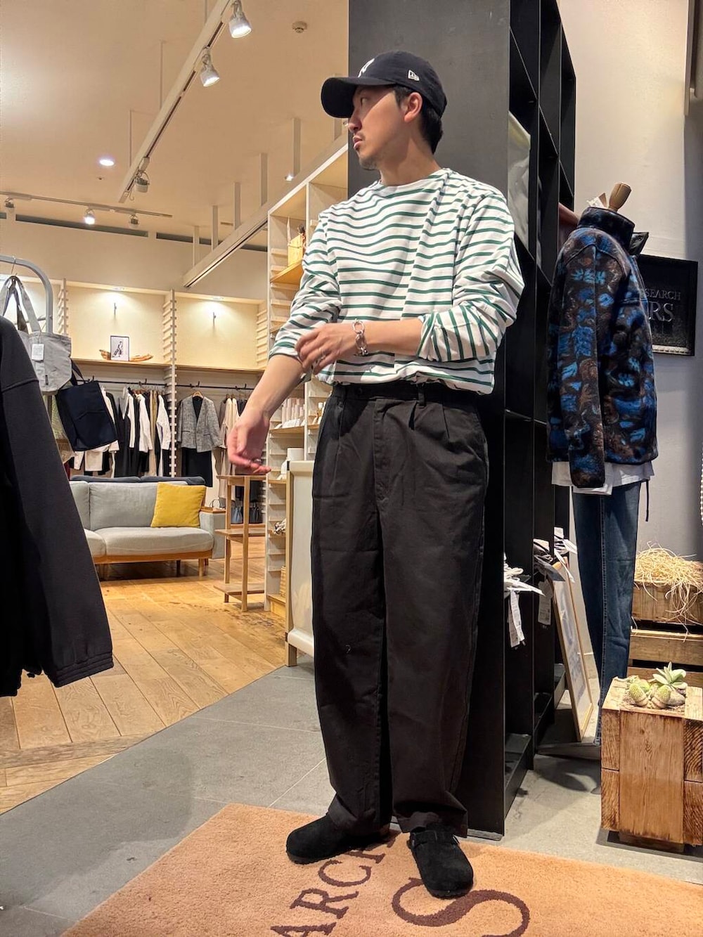 ブラック系のその他パンツ、グリーン系のTシャツ/カットソー、ブルー系のデニムジャケットを着用したメンズの冬コーディネートの2枚目の写真
