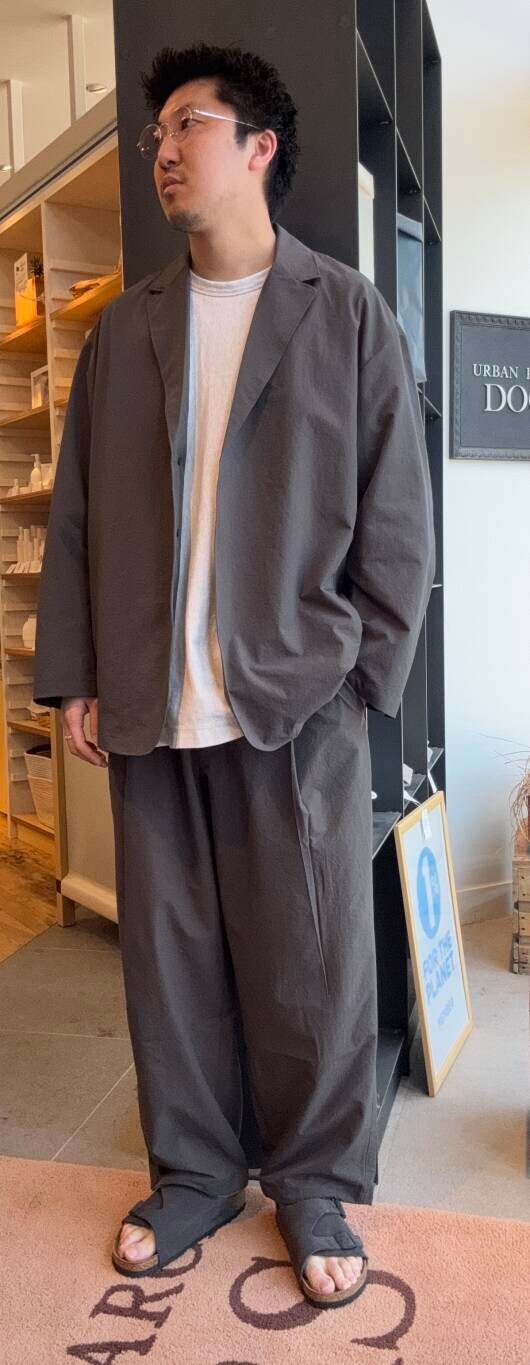グレー系のその他パンツ、グレー系のその他アウターを着用したメンズの春コーディネートの2枚目の写真