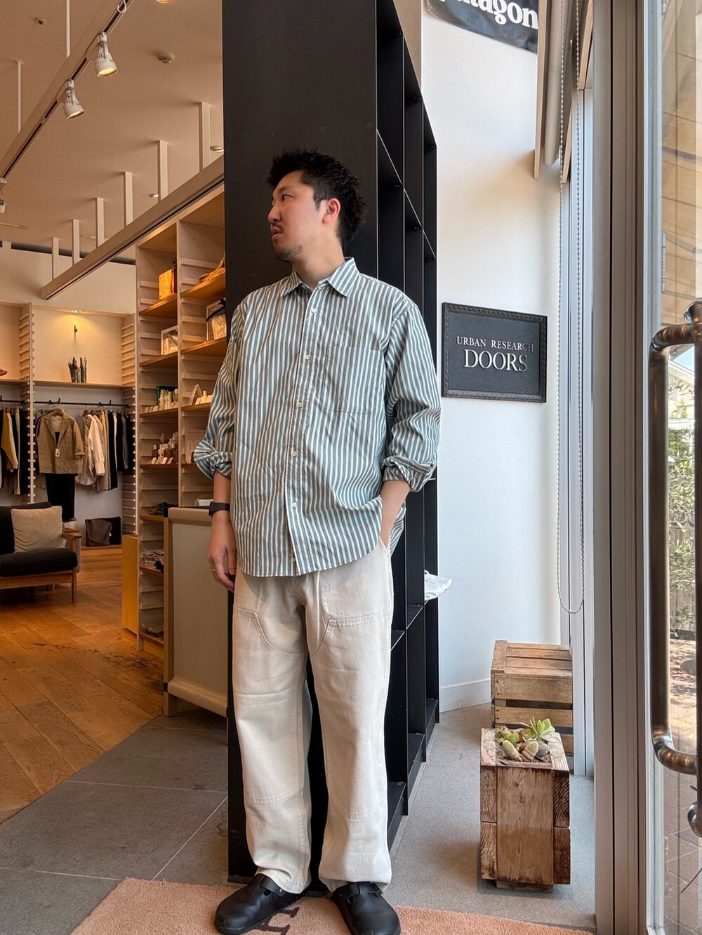 ホワイト系のカバーオール、ホワイト系のその他パンツ、グリーン系のシャツ/ブラウスを着用したメンズの秋コーディネートの3枚目の写真