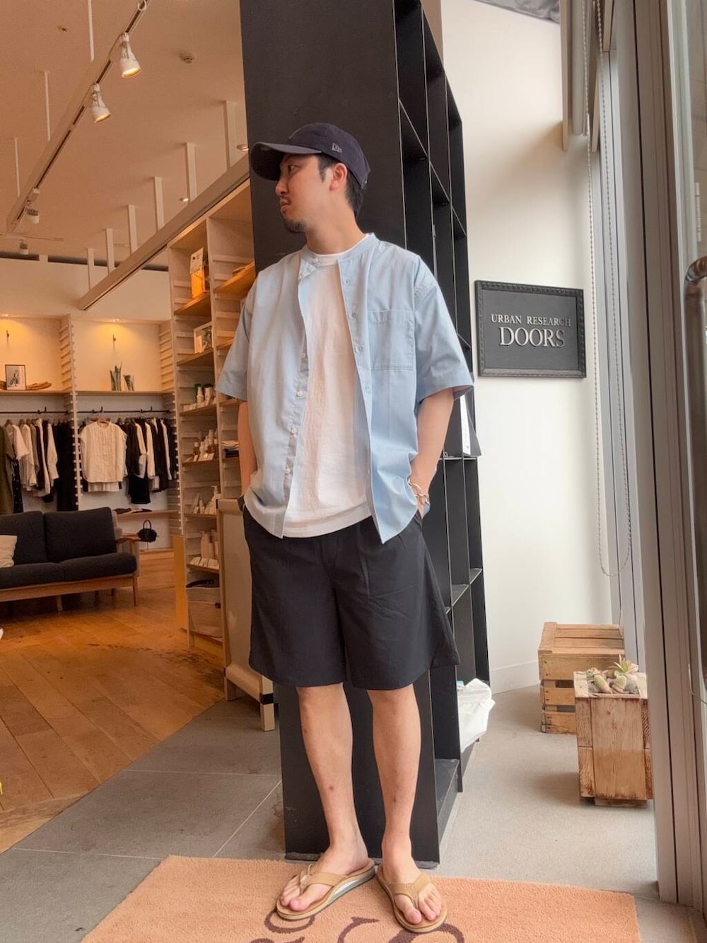 ブラック系のその他パンツ、ブルー系のシャツ/ブラウスを着用したメンズの夏コーディネートの2枚目の写真