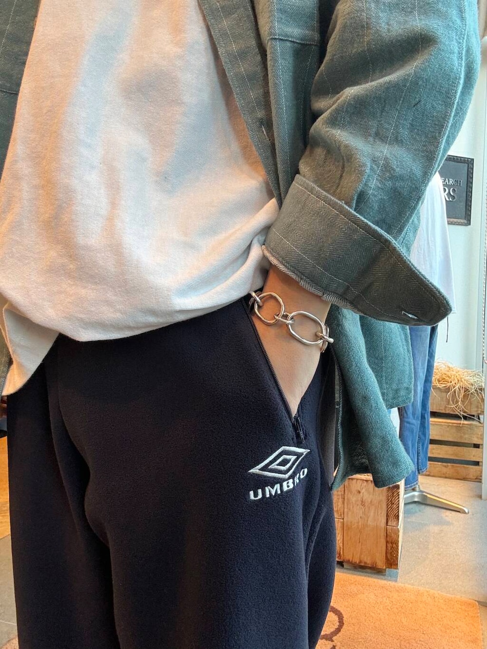 ブルー系のその他アウター、ブルー系のその他パンツ、グリーン系のシャツ/ブラウスを着用したメンズの冬コーディネートの5枚目の写真