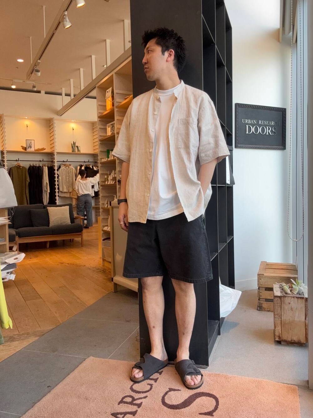 ベージュ系のシャツ/ブラウス、ブラック系のその他パンツを着用したメンズの夏コーディネートの3枚目の写真