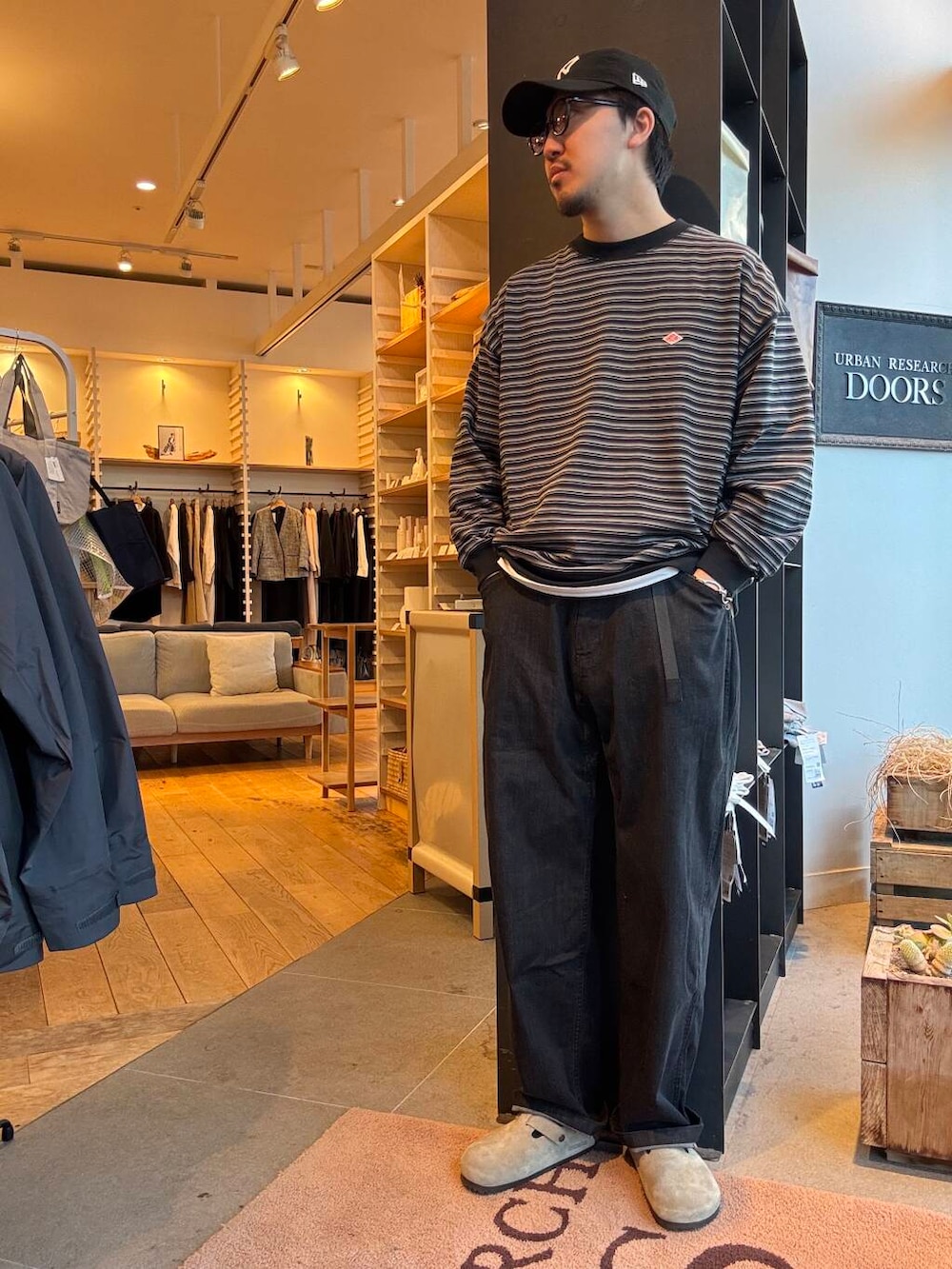 ブラック系のデニムパンツ、ブラック系のカバーオールを着用したメンズの冬コーディネートの4枚目の写真