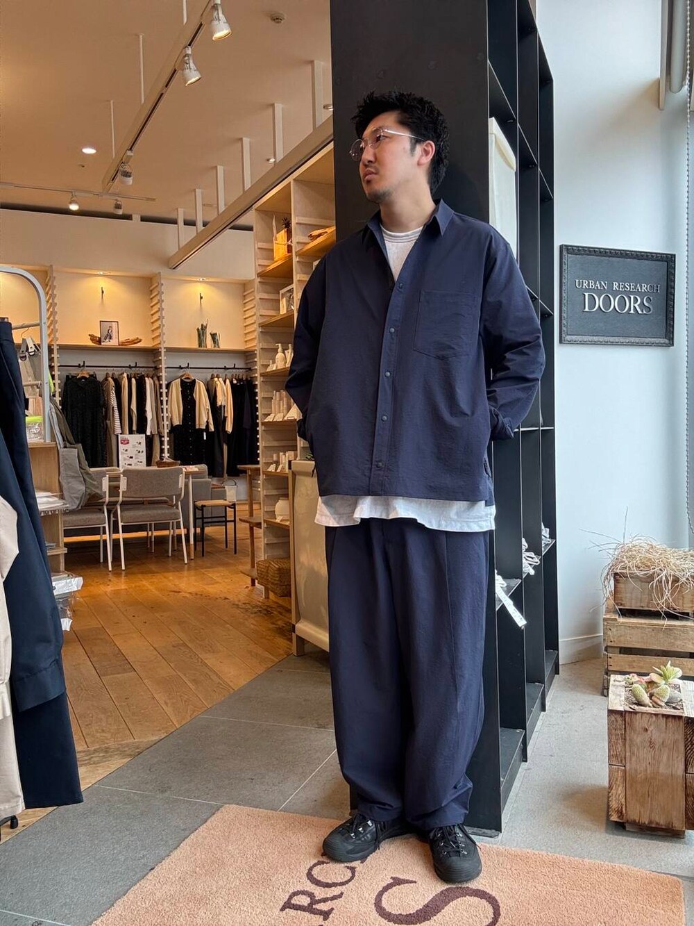 ブルー系のシャツ/ブラウス、ブルー系のその他パンツを着用したメンズの春コーディネートの2枚目の写真