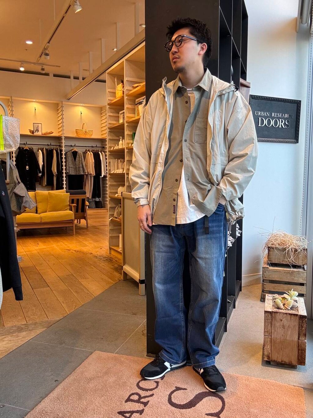 「シャツ、デニム、ワイドパンツ、グラミチ、パタゴニア、アーバンリサーチドアーズ、ニューバランス、別注グラミチ、スノーピーク」｜「Gramicciの『別注』GRAMICCI　Mountain Wide Pants（デニムパンツ、ブルー系）」を使った、ryohnoさん（メンズ・178cm）の春コーディネートの2枚目の写真