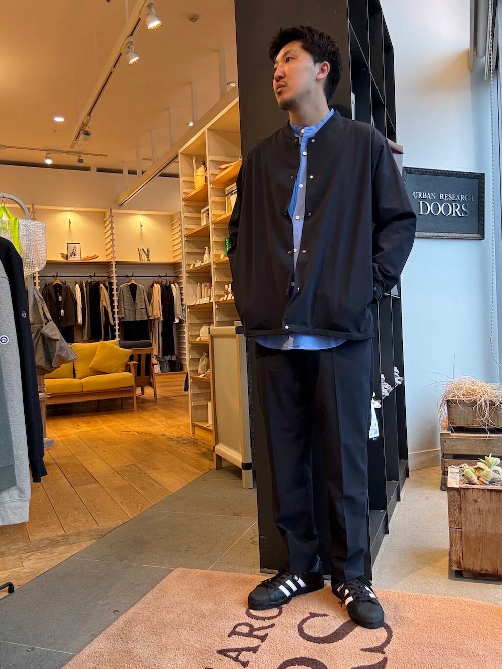 ブルー系のシャツ/ブラウス、ブルー系のその他パンツ、ブルー系のブルゾンを着用したメンズの春コーディネートの3枚目の写真