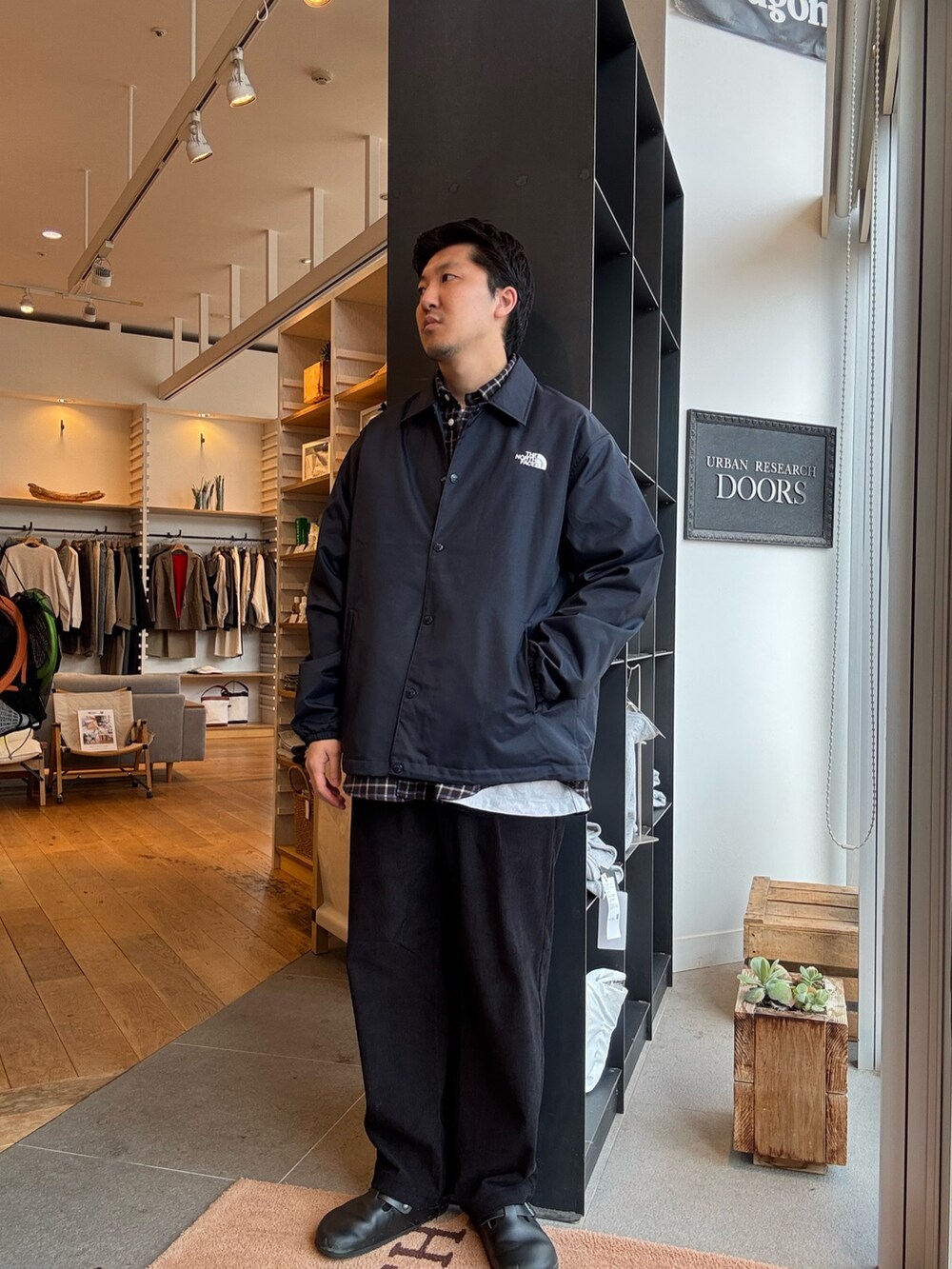 ブルー系のナイロンジャケット、ブラック系のシャツ/ブラウスを着用したメンズの秋コーディネートの3枚目の写真