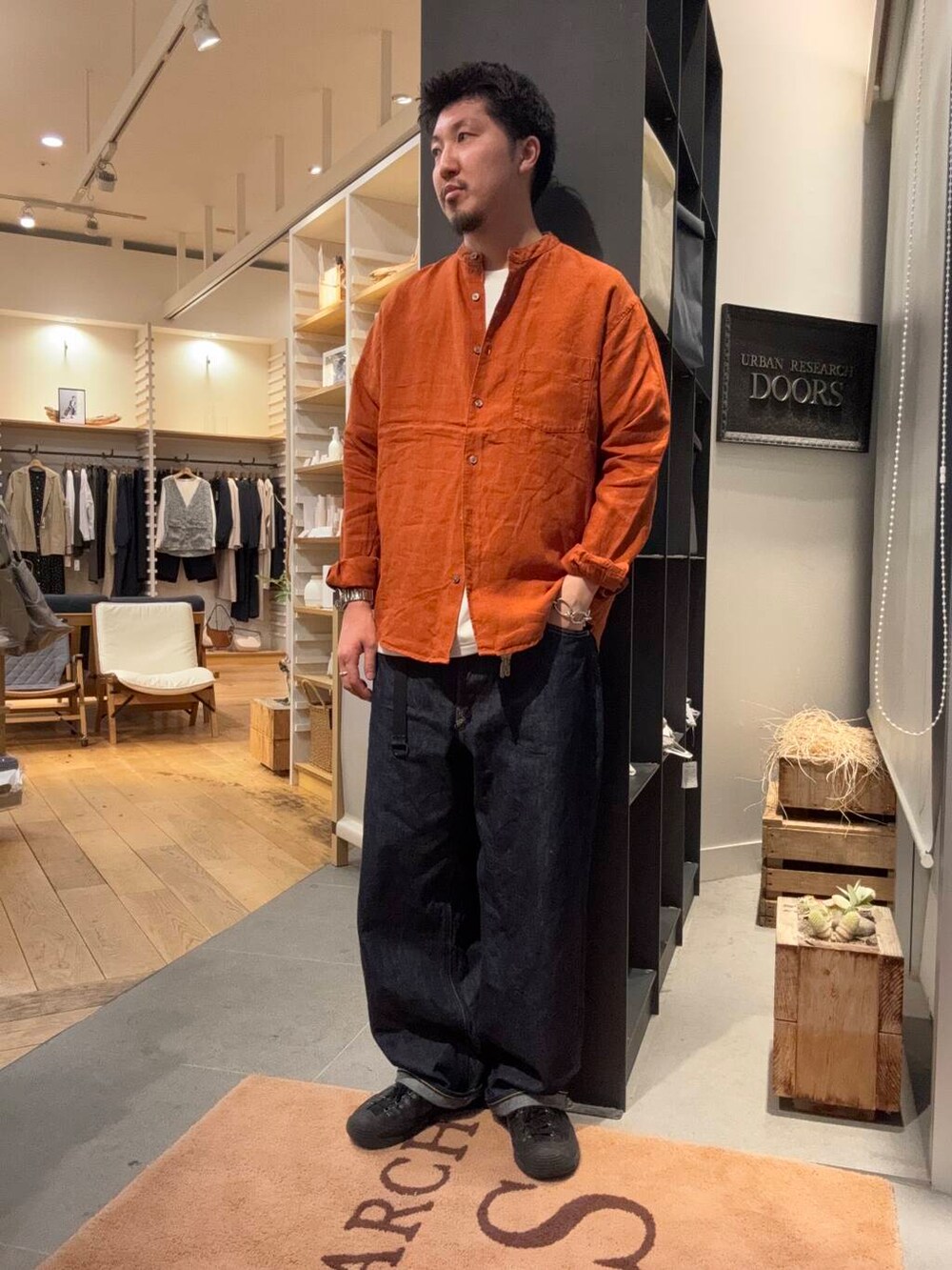 ホワイト系のTシャツ/カットソー、ブルー系のデニムパンツ、オレンジ系のシャツ/ブラウスを着用したメンズの春コーディネートの2枚目の写真