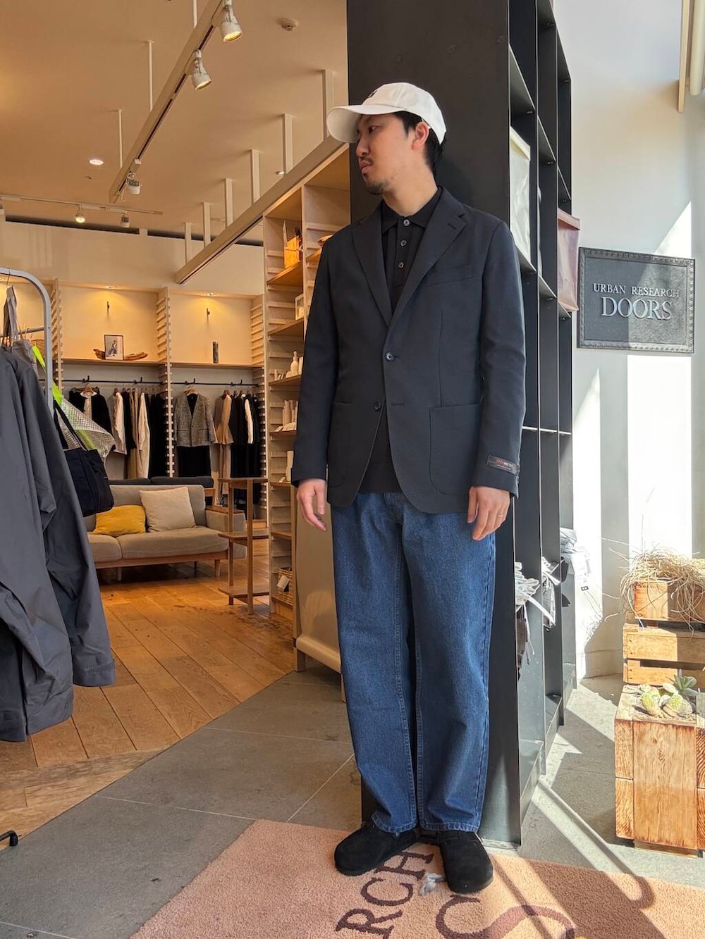 ブルー系のデニムパンツ、ブルー系のその他アウター、ブラック系のポロシャツを着用したメンズの冬コーディネートの2枚目の写真